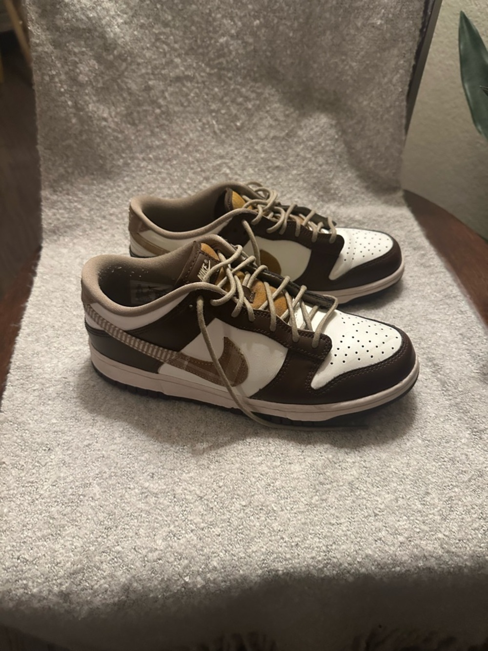Nike Low-Top Sneakers in Brown, White, Tan
